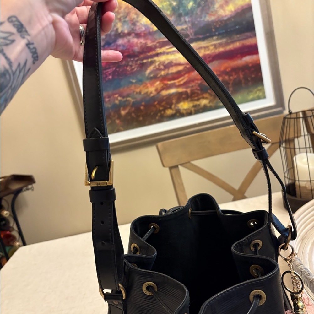 Louis Vuitton Black Shoulder Bag with Sleek Design - Picture 7 of 9